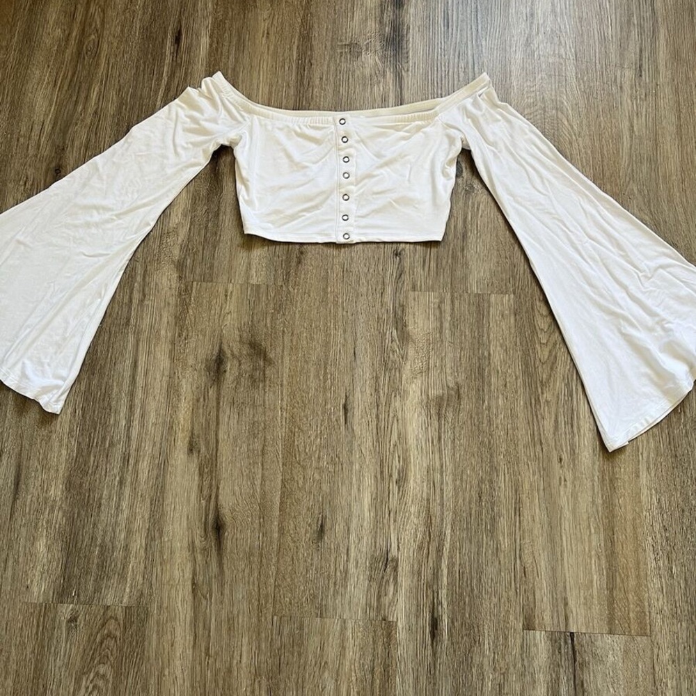 Alessandra Top Lovers+Friends / Revolve off the shoulder flared button crop top - Picture 2 of 6